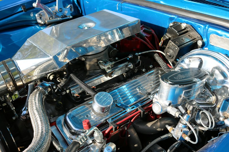 Motor completo com tubos, mangueiras e acabamento cromado
