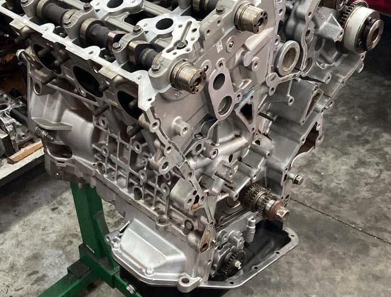 Mecânico da GLK atendendo cliente e avaliando motor na oficina